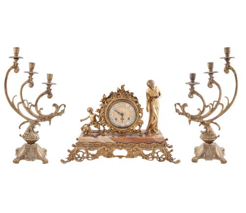 GUARNICIÓN RELOJ SOBREMESA Y PAREJA DE CANDELABROS, AÑOS 60