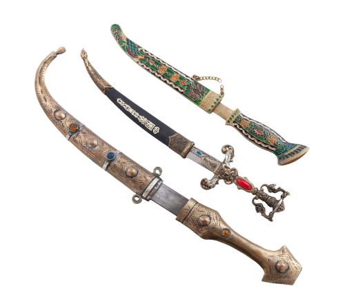 LOTE DE TRES DAGAS ÁRABES DECORATIVAS