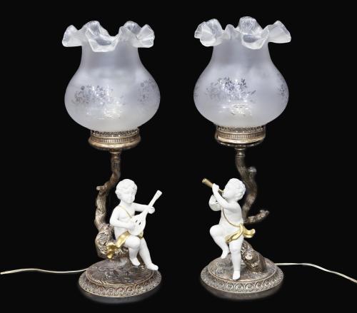 PAREJA DE LAMPARAS DE MESA EN LATÓN CON FIGURAS DE BISCUIT