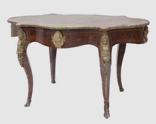 MESA DE CENTRO DE TAPA SINUOSA DE MADERA Y CHAPEADO DE RAIZ