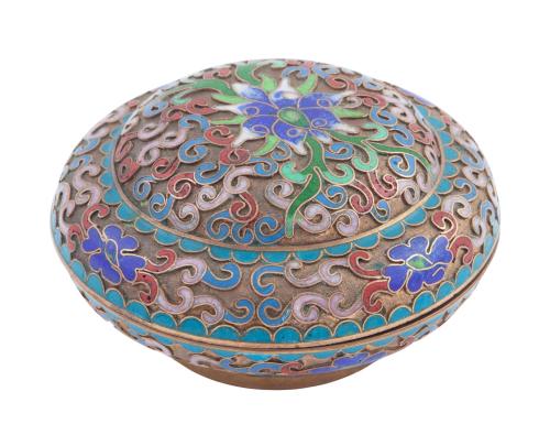 CAJITA EN METAL DORADO REPUJADO Y ESMALTADO. CHINA. S.XIX