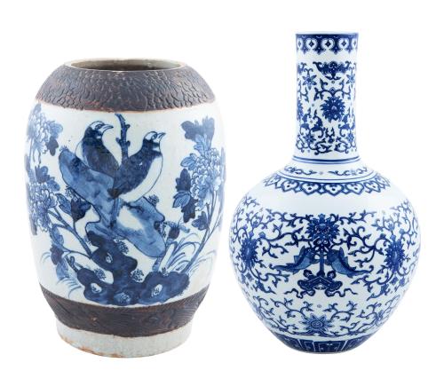 PAREJA DE JARRONES EN PORCELANA CHINA, CON MOTIVOS VEGETALE