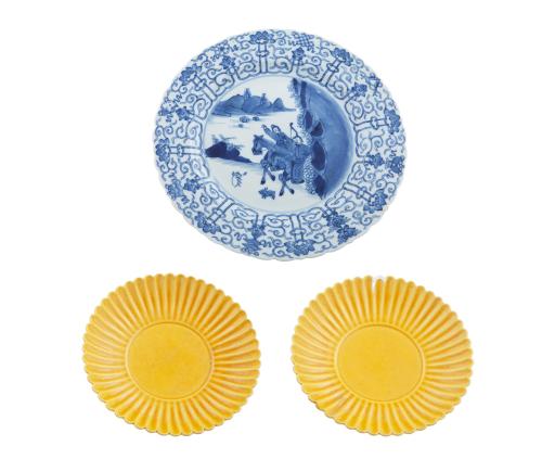 LOTE DE TRES PLATOS DECORATIVOS EN PORCELANA CHINA