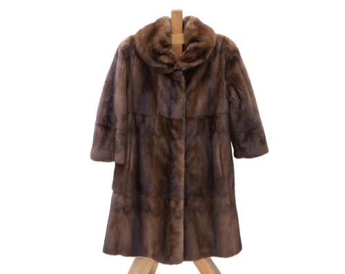 ABRIGO LARGO EN PIEL DE VISÓN OSCURO