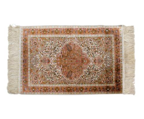 ALFOMBRA REALIZADA EN SEDA EN COLORES CLAROS