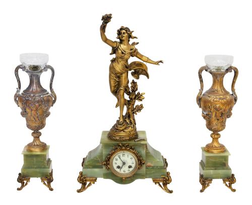 GUARNICIÓN DE RELOJ Y DOS COPAS EN BRONCE DORADO. FRANCIA,