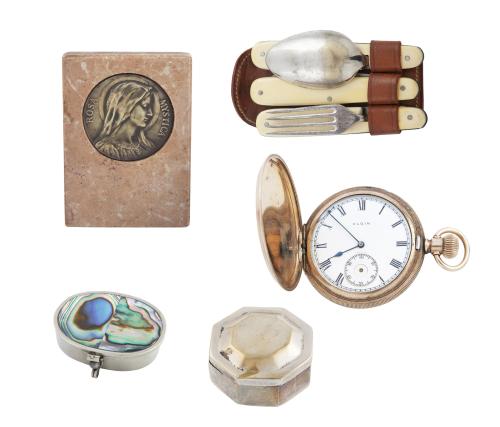 LOTE CINCO OBJETOS COTIDIANOS EN METAL