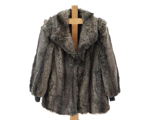 ABRIGO EN PIEL DE NUTRIA SINTÉTICA