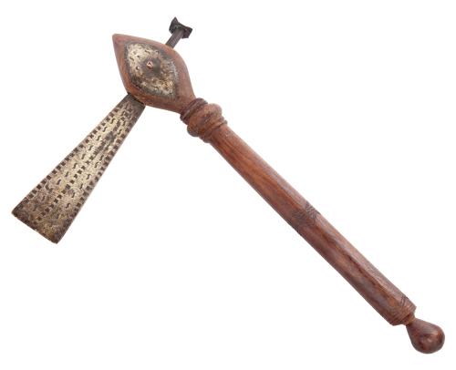 HACHA DE MADERA TORNEADA CON DETALLES GEOMÉTRICOS EN EL MAN