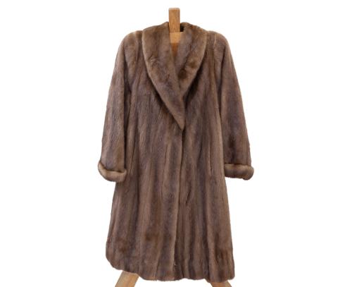 ABRIGO LARGO EN PIEL DE VISÓN MARRÓN