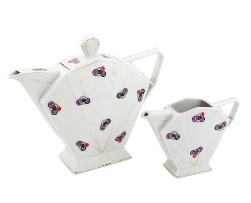 UNA TETERA O CAFETERA Y UNA JARRA DE LECHE DE PORCELANA CZE