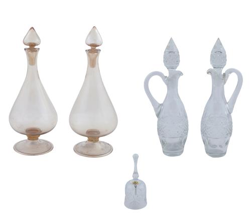 LOTE CAMPANILLA DE CRISTAL, DOS VINAJERAS DE CRISTAL Y DOS 