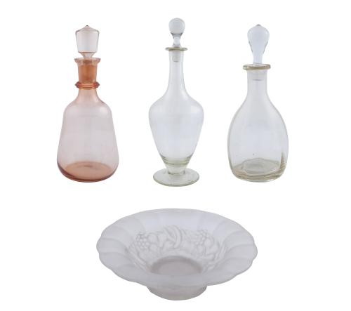 LOTE. TRES DECANTADORES Y UN FRUTERO DE CRISTAL (S.XX).