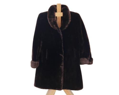 ABRIGO LARGO EN PIEL DE MUTÓN