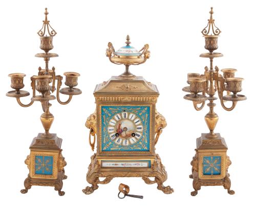 RELOJ CON GUARNICIÓN EN BRONCE DORADO