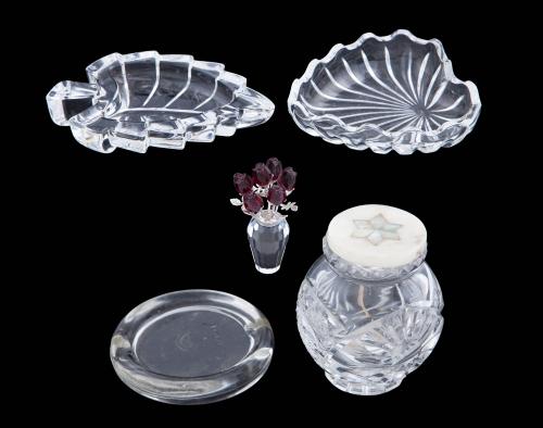 LOTE DE CINCO PIEZAS EN CRISTAL TALLADO