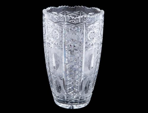 JARRÓN EN CRISTAL TALLADO CON DECORACIÓN GEOMÉTRICA