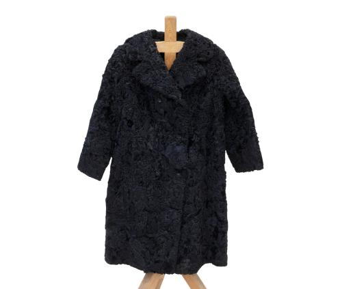 ABRIGO DE PIEL DE ASTRACÁN NEGRO