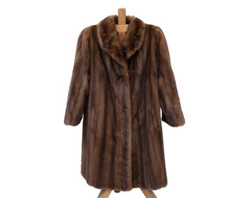 ABRIGO LARGO EN PIEL DE VISÓN MARRÓN