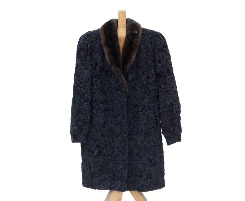 ABRIGO DE ASTRACÁN CON SOLAPA DE VISÓN