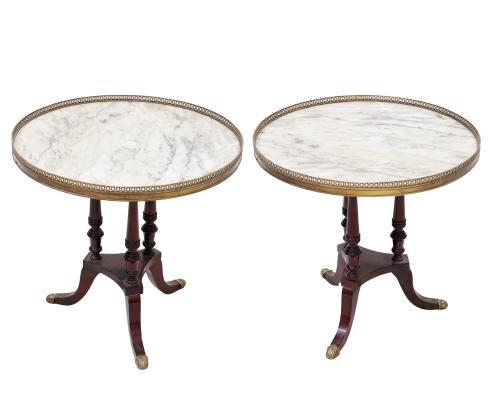 PAREJA DE MESITAS AUXILIARES EN MADERA Y MÁRMOL, ESTILO LUI