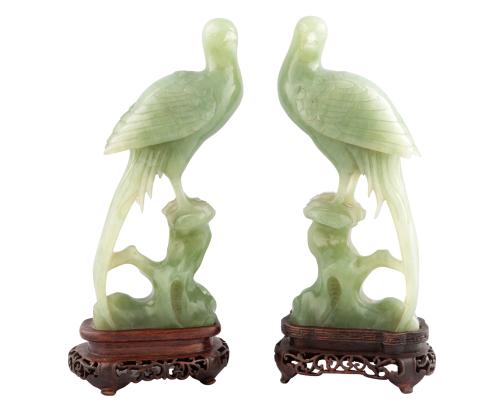 PAREJA DE FAISANES CHINOS TALLADOS EN JADE CON PEANA DE MAD