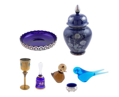 LOTE DE PIEZAS EN VIDRIO Y METAL CON TIBOR EN PORCELANA