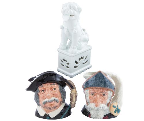 LOTE DE DOS JARRAS EN PORCELANA INGLESA CON FIGURA DE BIDAS