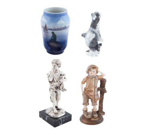 LOTE DE CUATRO PIEZAS EN PORCELANA, METAL Y VIDRIO