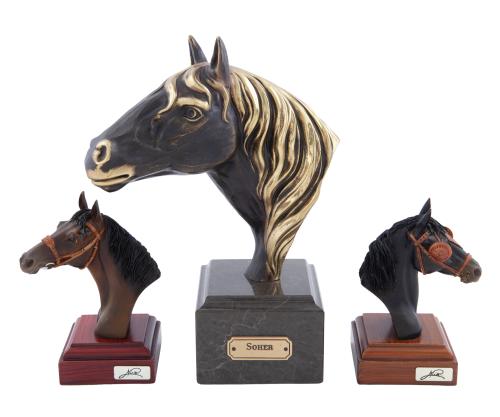 LOTE DE TRES CABEZAS DE CABALLO EN BRONCE DORADO Y PORCELANA