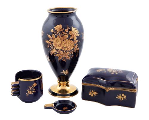 LOTE DE TRES PIEZAS EN PORCELANA POLICROMADA Y DORADA DE LI