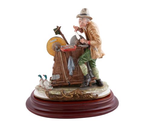 FIGURA EN PORCELANA CAPODIMONTE REPRESENTANDO UN AFILADOR D