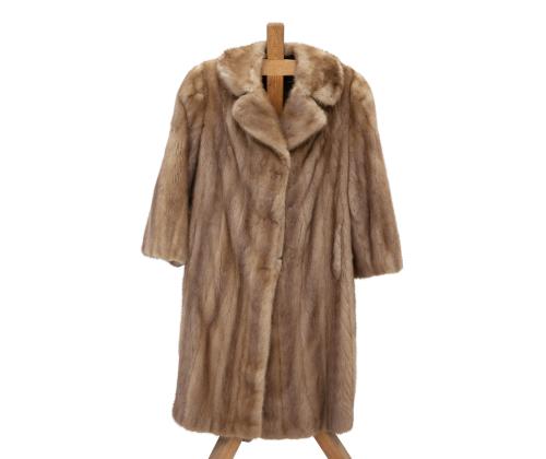 ABRIGO LARGO EN PIEL DE VISÓN COLOR CAMEL