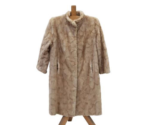 ABRIGO DE NUCAS DE VISON EN COLOR CLARO