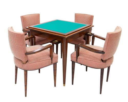 JUEGO DE CUATRO SILLONES Y MESA DE JUEGO EN MADERA DE NOGAL