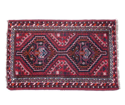 ALFOMBRA EN LANA CON MOTIVOS GEOMÉTRICOS, ESTILO PERSA.