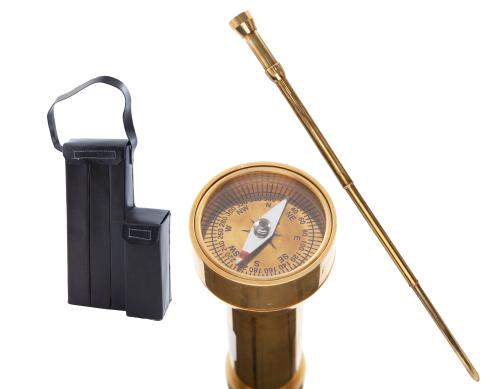 BASTON EN METAL DORADO, FORMADO POR CUATRO PIEZAS. EN LA SU