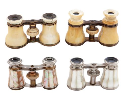 LOTE DE CUATRO PRISMÁTICOS DE TEATRO DE LATÓN, NÁCAR Y MARF