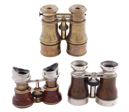 LOTE DE TRES PRISMÁTICOS, DOS DE CARRERAS CON APLICACIONES 