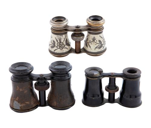 LOTE DE TRES PRISMÁTICOS DEL SIGLO XIX-XX