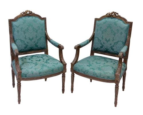 PAREJA DE BUTACAS EN NOGAL TALLADO