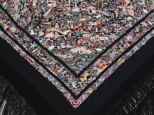 MANTON DE MANILA  BORDADO SOBRE SEDA NEGRA CON MOTIVOS CHIN