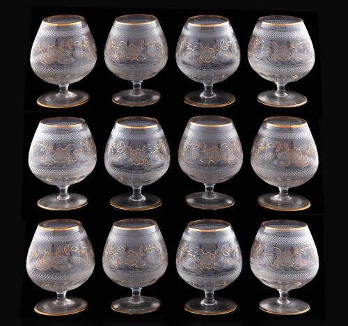 CONJUNTO DE DOCE COPAS DE LICOR.