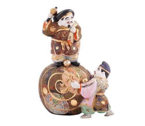 FIGURA EN PORCELANA JAPONESA SATSUMA REPRESENTANDO A DOS DE