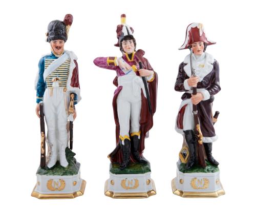 LOTE DE TRES SOLDADOS NAPOLEÓNICOS EN PORCELANA