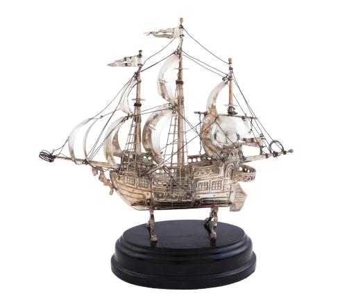 MAQUETA DE BARCO CARABELA EN METAL PLATEADO