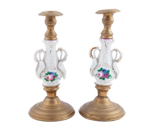 PAREJA DE CANDELABROS ANTIGUOS EN PORCELANA Y LATÓN