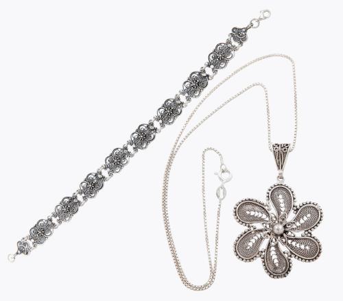 Colgante y cadena y pulsera