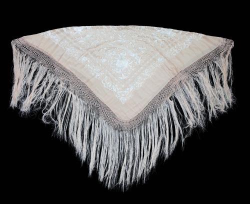 MANTÓN DE MANILA EN SEDA DE COLOR MELOCOTÓN O ROSA SUAVE, C