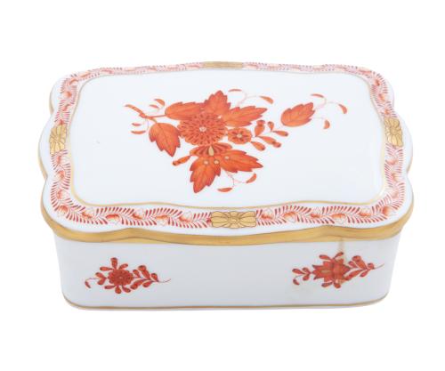 CAJA JOYERO EN PORCELANA DE HEREND, PINTADA A MANO.